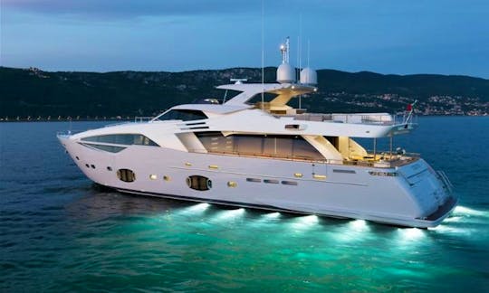100' Ferretti Luxury Yacht with Jacuzzi in Panamá