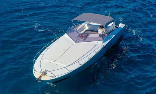 Alquile un yate a motor Magnum Marine de 38 pies en Sorrento, Capri, Positano y Amalfi.