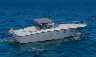 Alquile un yate a motor Magnum Marine de 38 pies en Sorrento, Capri, Positano y Amalfi.