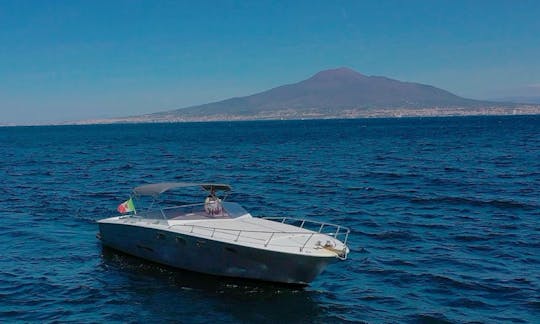 Alquile un yate a motor Magnum Marine de 38 pies en Sorrento, Capri, Positano y Amalfi.