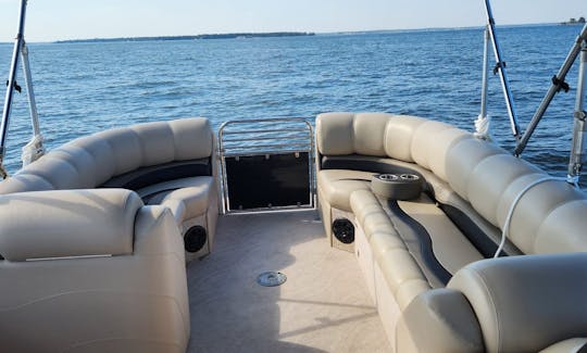 Avalon Tritoon for 12 people available on Lake Conroe in Montgomery, Texas