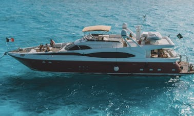 Luxury V 82’ with Jacuzzi Power Mega Yacht in Cancún, Quintana Roo. All inclusive