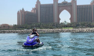 Superchargeur jet-ski 1800cc disponible dans le port de Dubaï