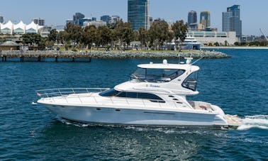 Lindo iate a motor Sea Ray 560 na Baía de San Diego, Califórnia