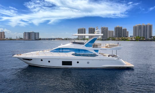 Flybridge Azimut de 70 pies, alfombra flotante, bote