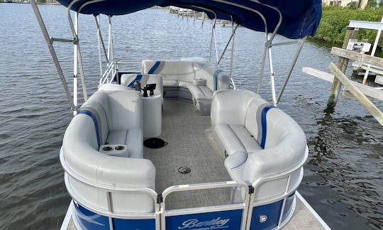 Bentley Pontoon Double Bimini para alugar em São Petersburgo