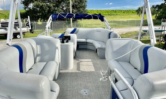 Bentley Pontoon Double Bimini para alugar em São Petersburgo