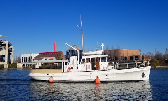 Passeio pelas luzes da cidade e pela ponte a bordo do Classic Fantail Launch em Portland, Oregon