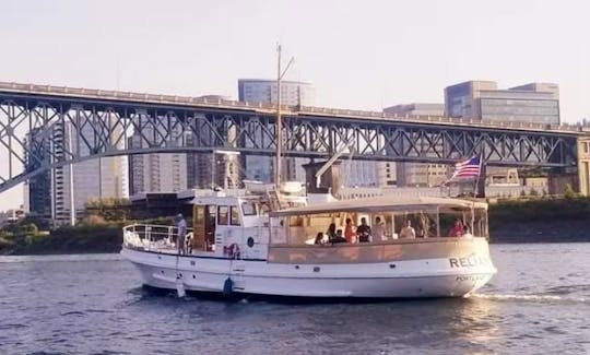 Passeio pelas luzes da cidade e pela ponte a bordo do Classic Fantail Launch em Portland, Oregon