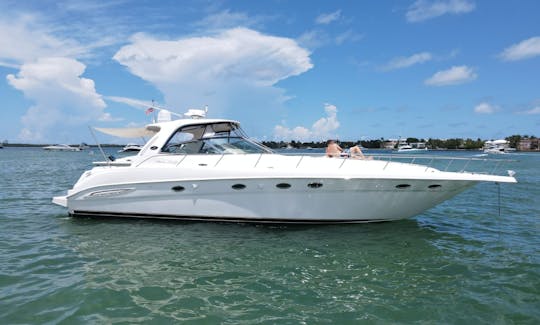 El mejor alquiler de barcos en Miami: un enorme yate a motor SeaRay de 55 pies en Miami