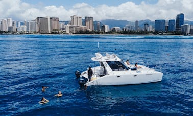 Location privée d'un catamaran à moteur personnalisé de 30 pieds à Waikiki, Hawaï