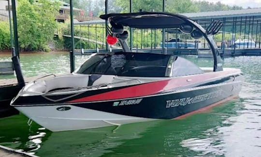 Come hit Lake Wylie in this absolutely beautiful Malibu Wakesetter Vtx!!!!