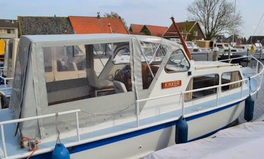 Sailing to Leiden, Haarlem and Amsterdam in a small houseboat