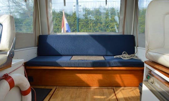 Sailing to Leiden, Haarlem and Amsterdam in a small houseboat