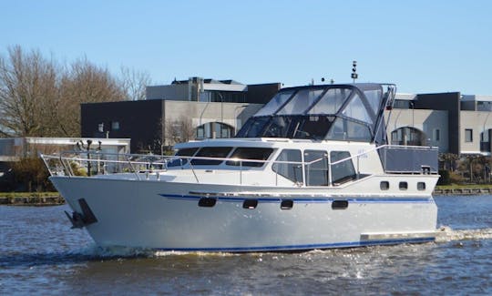 Ibis: Ideal family ship with 4 fixed berths