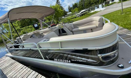 Suntracker Pontoon Boat Rental in Georgina, Ontario