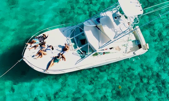 Skip the group tours and go private. Have the entire yacht just for your group.