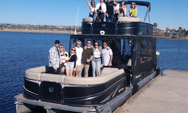 O maior barco flutuante de luxo de dois andares em Mission Bay com toboágua para dia e noite