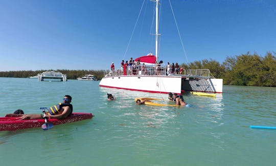 Le catamaran Party Boat avec capitaine et équipage peut accueillir jusqu'à 42 personnes !