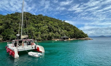 Aventuras incríveis a bordo de um catamarã à vela de 34 pés na Ilha Grande, Brasil!