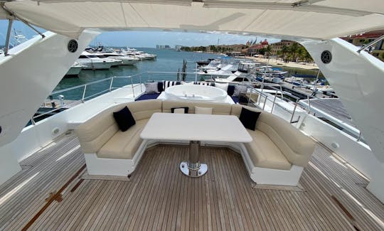 Megayate Azimut de 101 pies con jacuzzi y moto acuática con recogida en la Riviera Maya