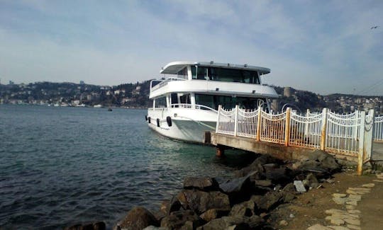 ¡Yate a motor de lujo para 12 personas para eventos y recorridos agradables en Estambul! B22