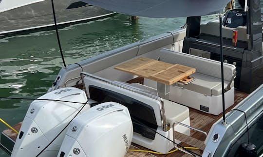 Luxury Sporty Boat - Schaefer V33