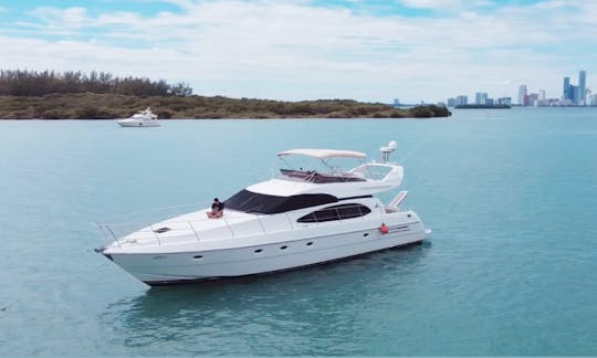 Iate perfeito Azimut Flybridge nas ilhas ensolaradas de Miami