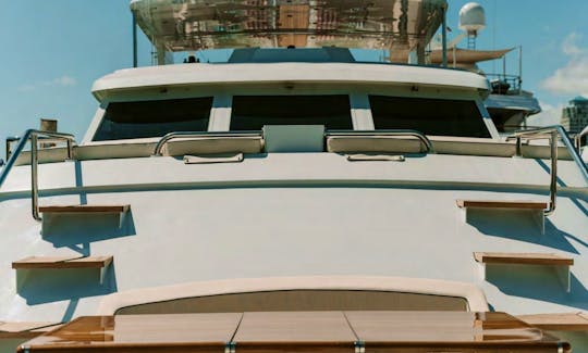 100' Broward Power Mega Yacht Rental in Nassau, New Providence