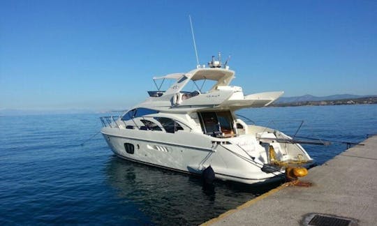 Promenade en yacht à moteur de luxe dans la marina de Dubaï