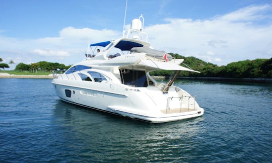 Promenade en yacht à moteur de luxe dans la marina de Dubaï