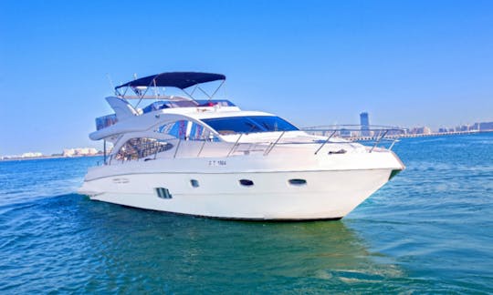Promenade en yacht à moteur de luxe dans la marina de Dubaï