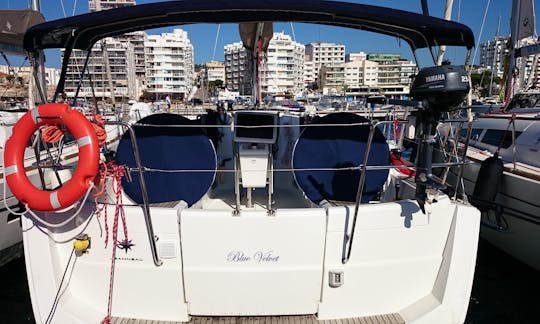 ¡Alquiler de vela Jeanneau de 38 pies en Sant Antoni de Portmany, España!