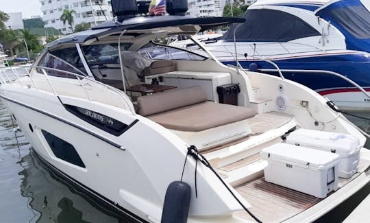 𝐋𝐮𝐱𝐮𝐫𝐲 Azimut 44FT  in Cartagena de Indias for island hopping