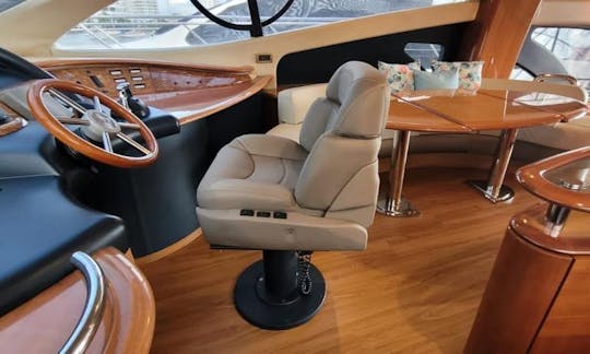 島巡りを楽しめるカルタヘナ・デ・インディアスのヨット Azimut 55フィート