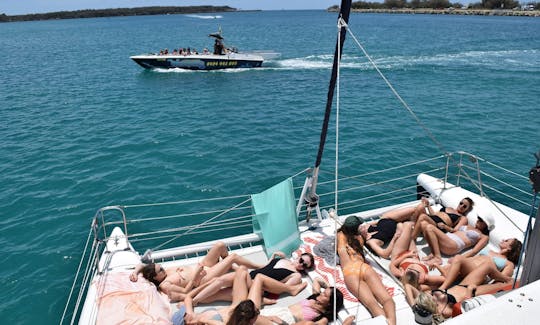 Aluguel de barcos em catamarã à vela com capitão profissional (máximo de 30 convidados) em Main Beach