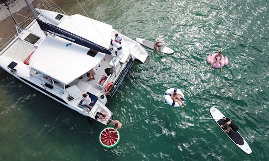 Aluguel de barcos em catamarã à vela com capitão profissional (máximo de 30 convidados) em Main Beach