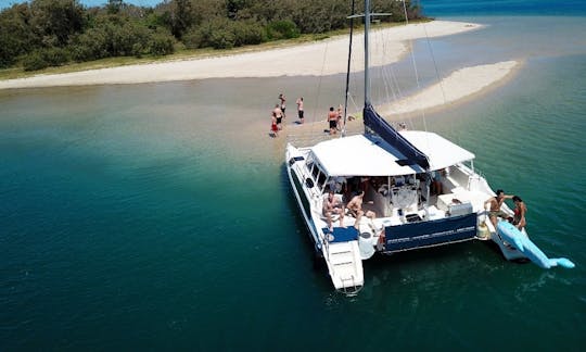 Aluguel de barcos em catamarã à vela com capitão profissional (máximo de 30 convidados) em Main Beach