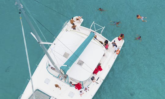 Excursión en catamarán de 3 horas en Jamaica: ponche de ron ilimitado, esnórquel y DJ a bordo.