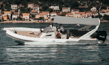 Capelli TEMPEST 1000 SUN + 2x300 Suzuki en alquiler en Sukošan, podemos entregar el barco de Pag a Split