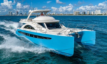 Iate catamarã a motor de 62 pés para alugar em North Miami, Flórida