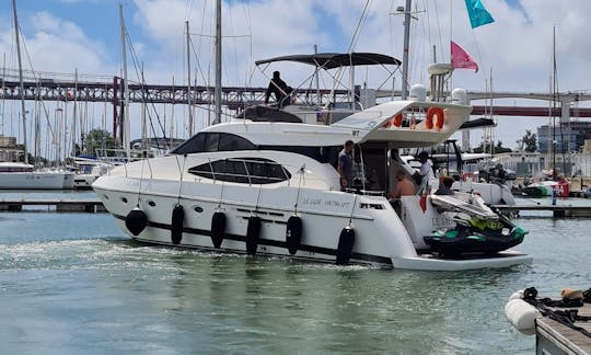 Luxury Azimut 52ft Yacht in Lisbon, Portugal