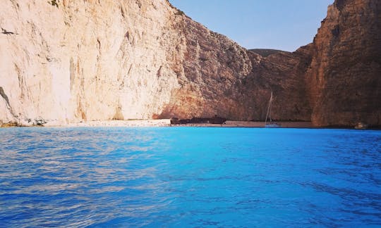 Bateau à moteur de luxe privé vers le naufrage et les grottes bleues avec skipper