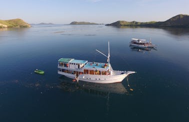 Boat charter Sailing Explore Komodo Indonesia
