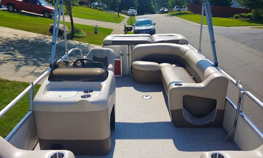 21' Sun Tracker Party Pontoon Boat on Lake Allatoona