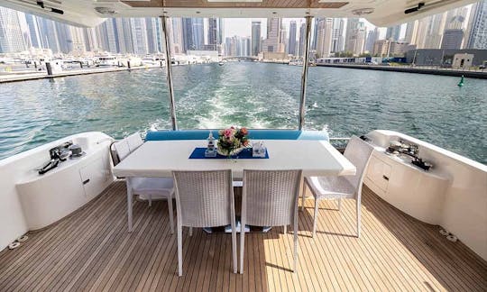 Charter Majesty de 64 pieds dans la marina de Dubaï