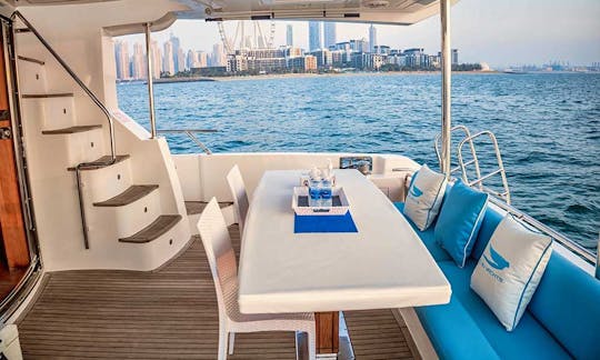 Charter Majesty de 64 pieds dans la marina de Dubaï