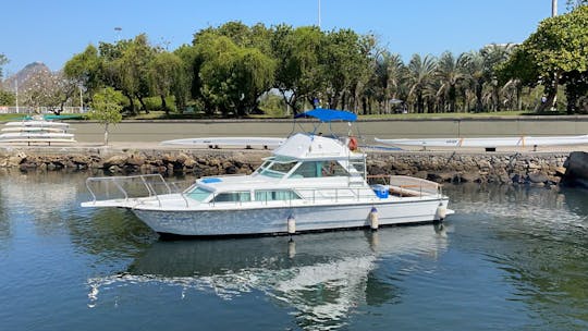 34ft Carbas Mar Retrô Speedboat Rental in Rio de Janeiro, Brazil