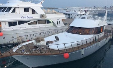 Disfrute de lo último en relajación a bordo de un yate a motor de 72 pies en Hurghada, gobernación del Mar Rojo