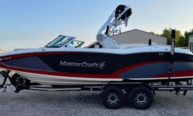 Surfez sur le lac Keystone à bord de notre wakeboat Mastercraft X23